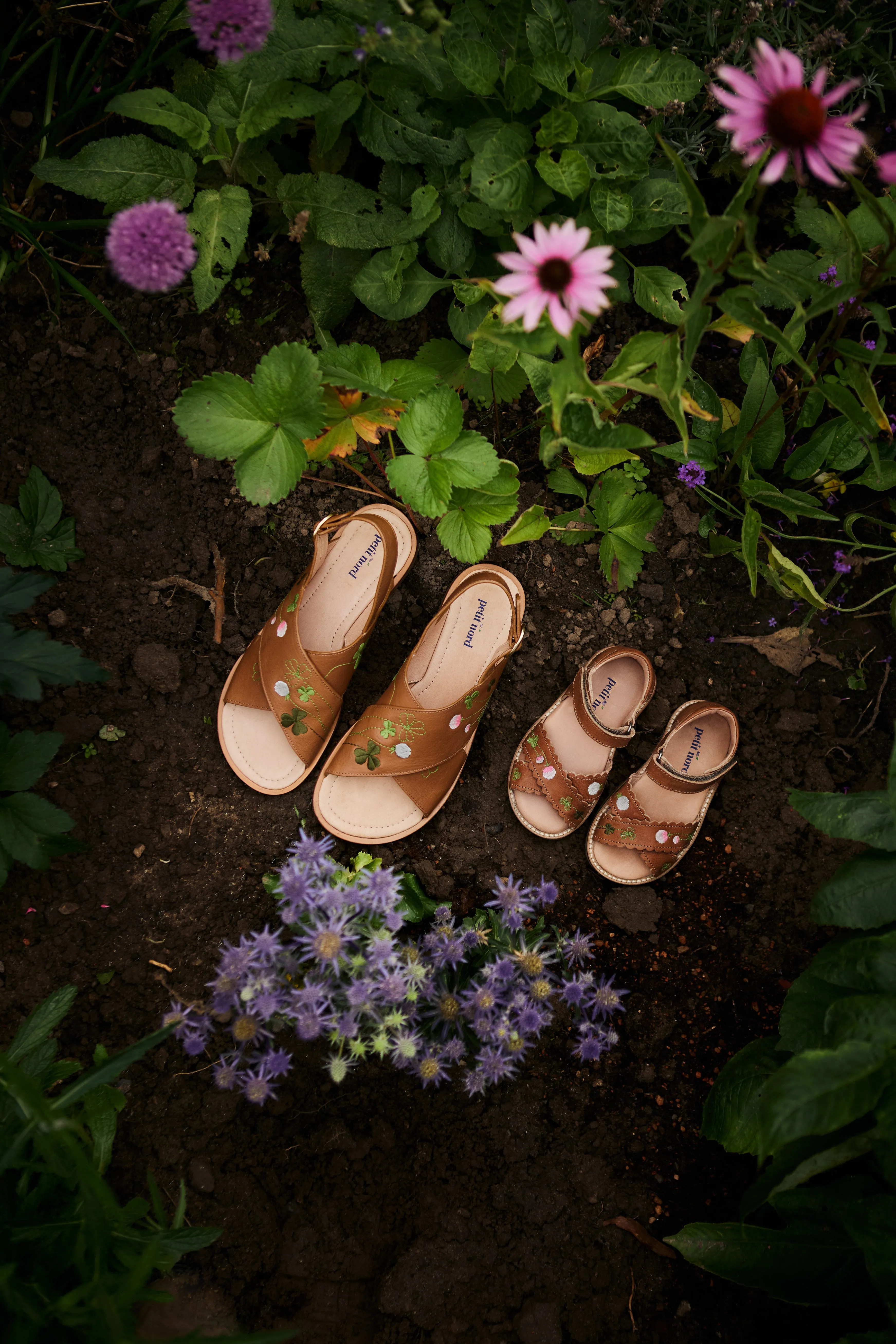 Blooming Clover Scallop Crossover Sandal - Cognac